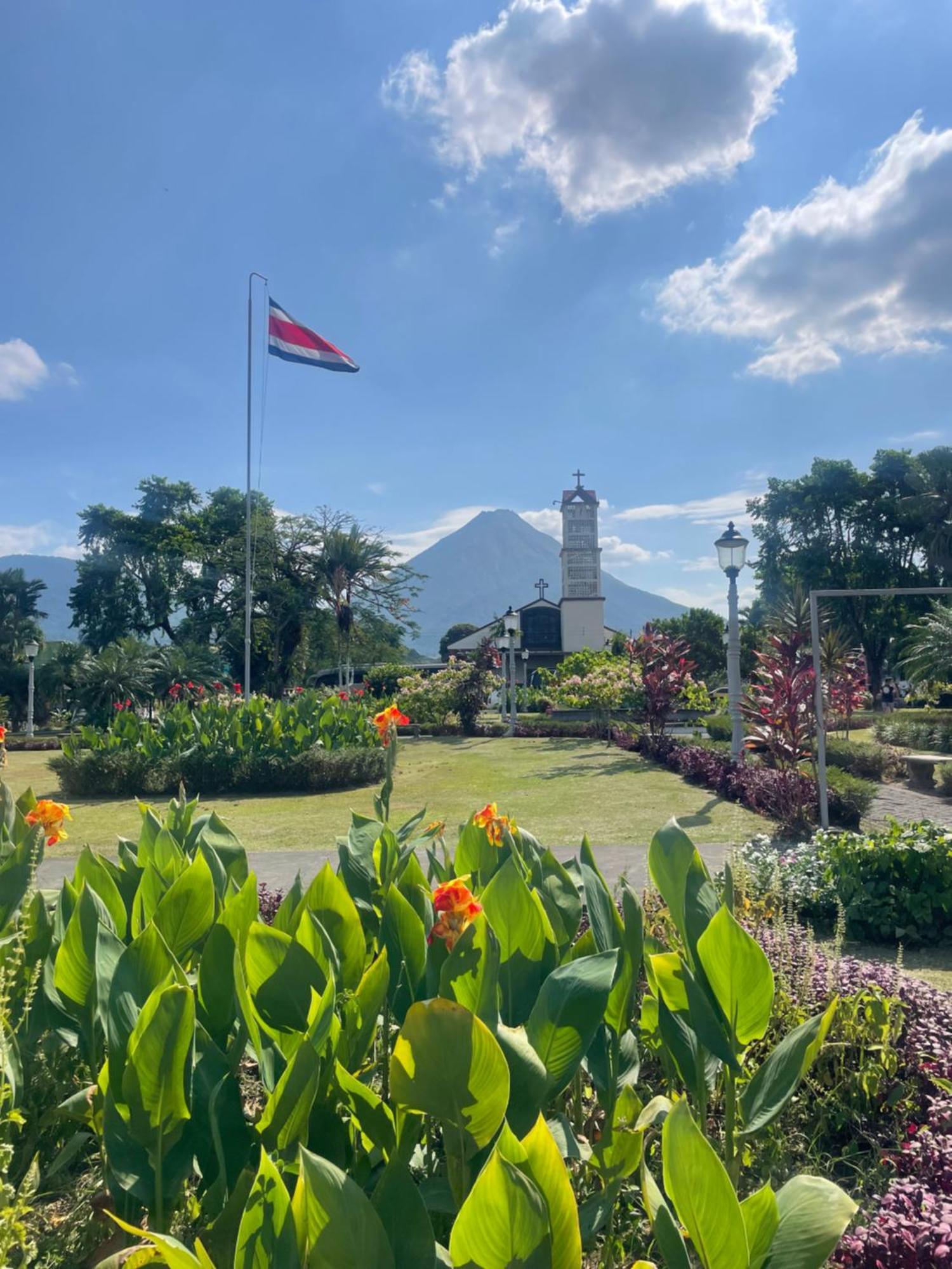 Hotel Tierra De Volcanes La Fortuna Exterior foto